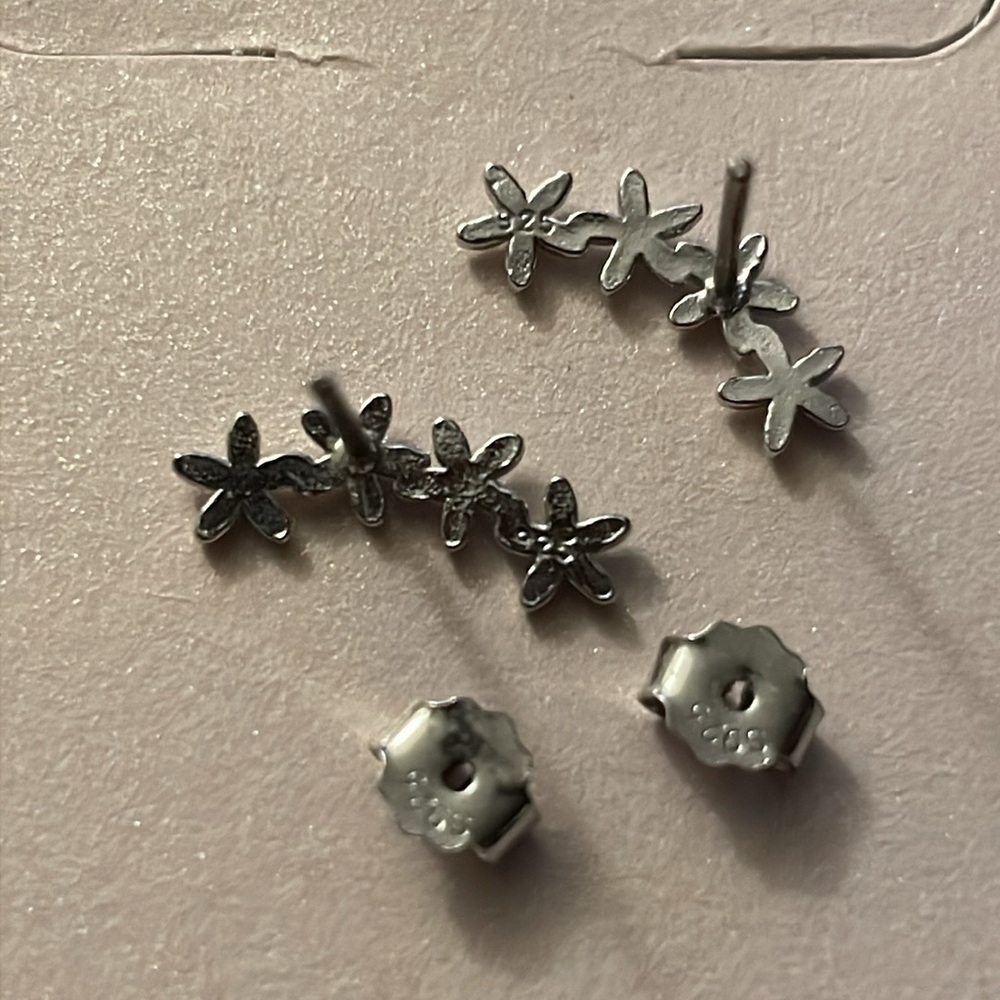 Francesca’s .925 Sterling Silver Curved Flower Earrings - Picture 4 of 4